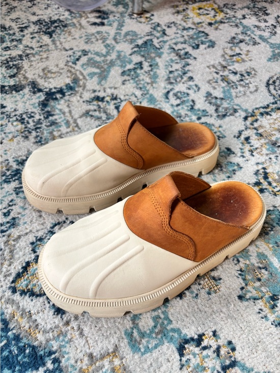 Sorel Shoes - Sorel Two-Tone Tan and Cream Mule Clogs